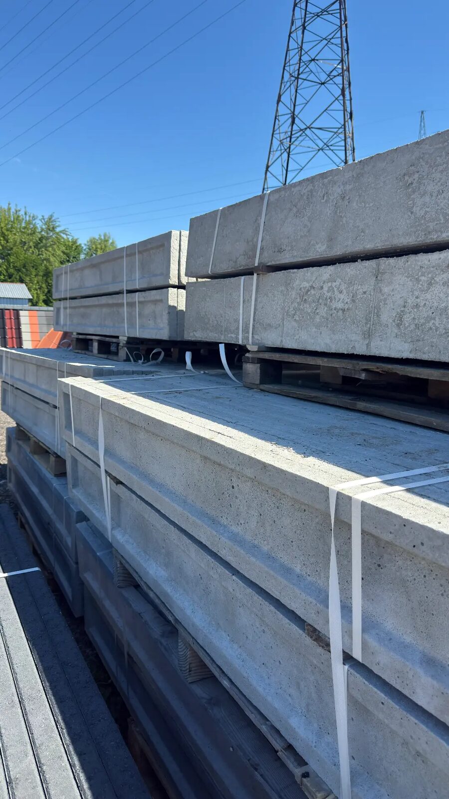 Podmurówki betonowe spakowane na paletach gotowe do wysyłki