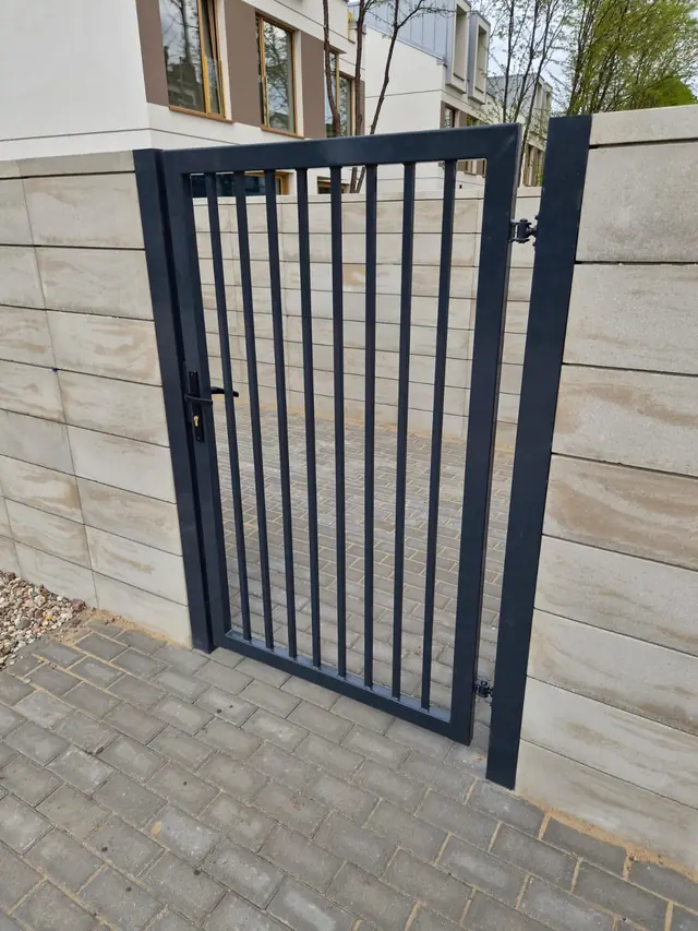 Furtka palisadowa antracytowa między słupkami z bloczków betonowych