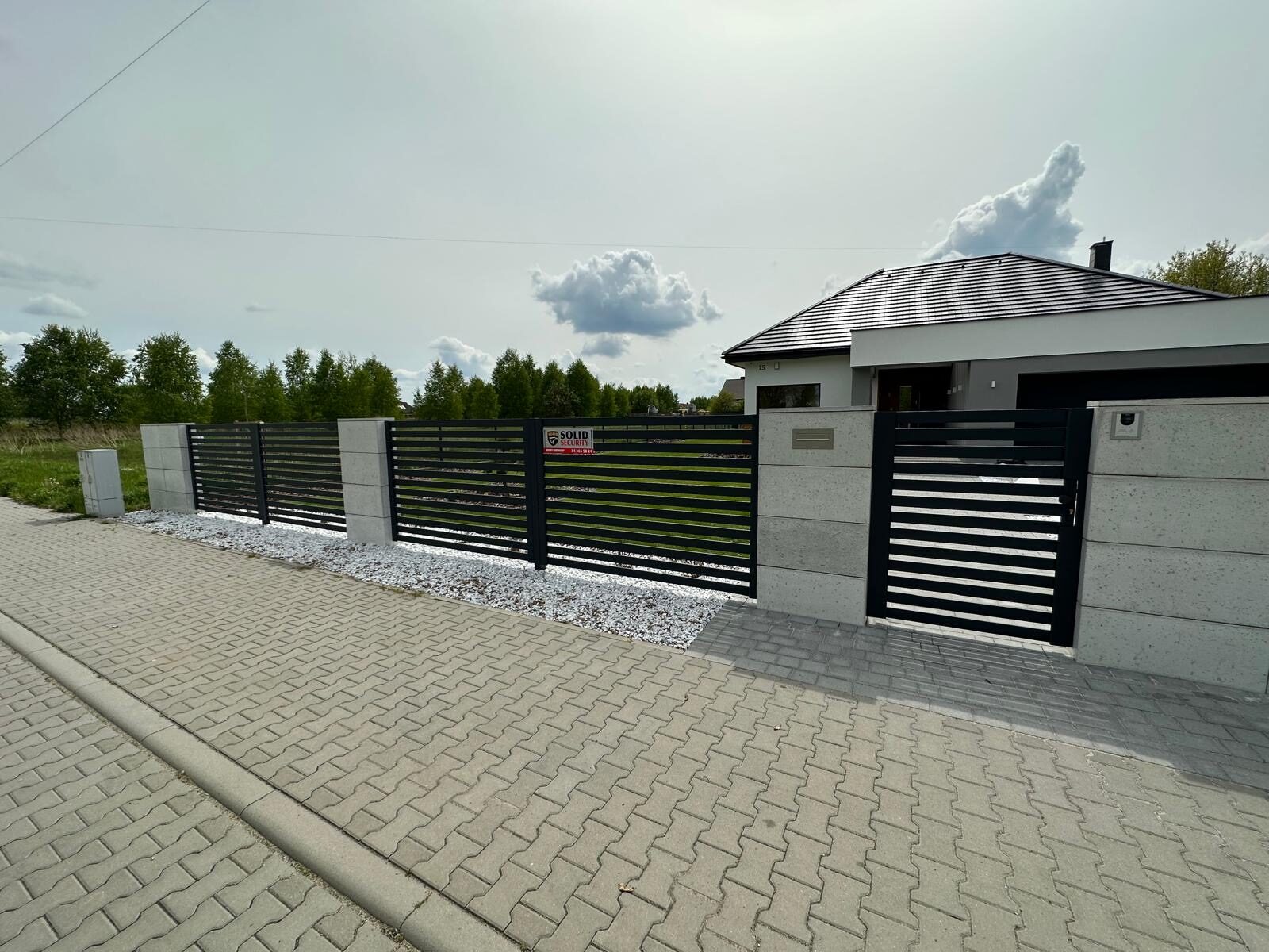 Ogrodzenie poziome z bramą i furtką przy domu parterowym
