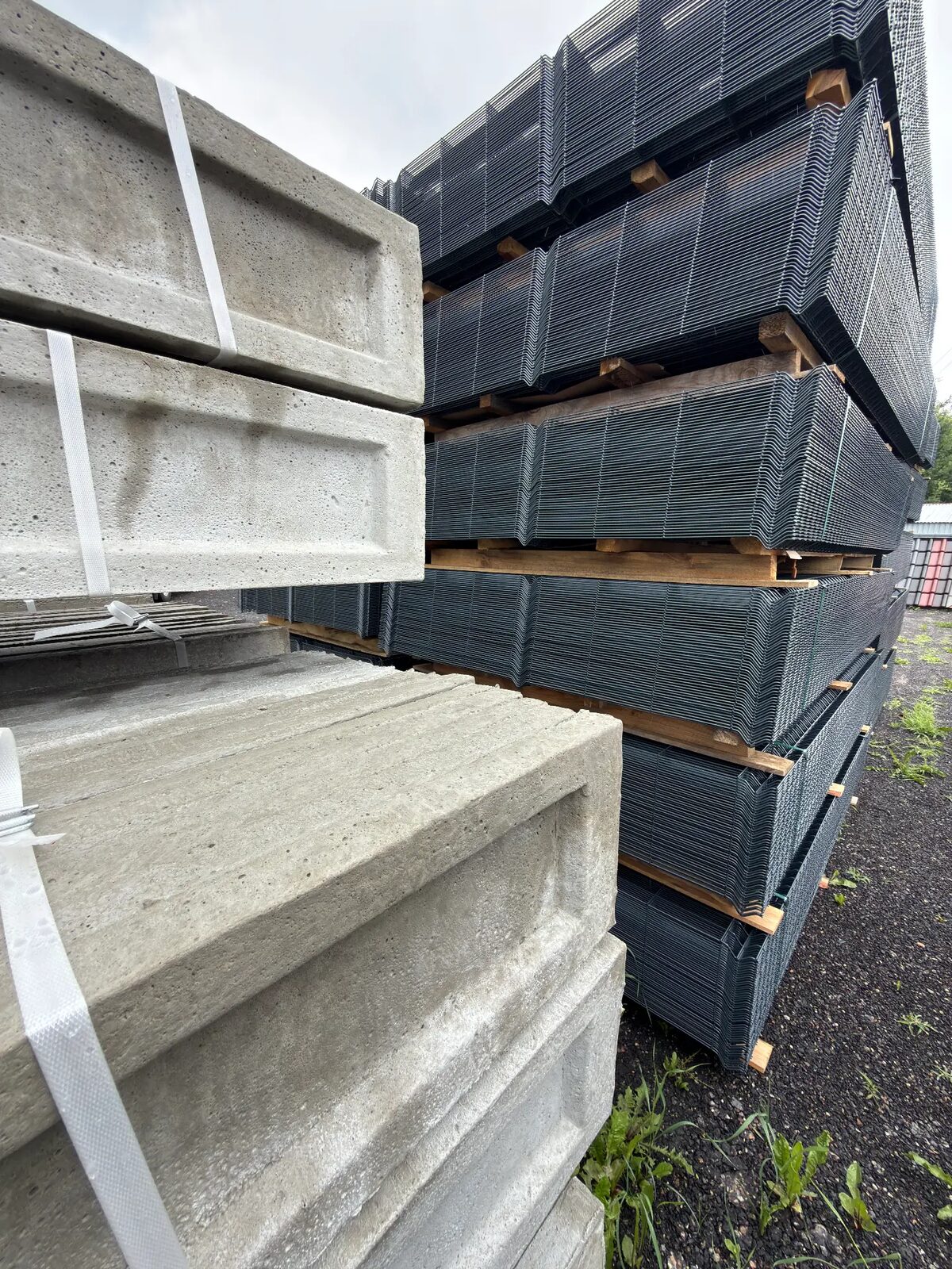 Podmurówki betonowe i panele ogrodzeniowe 3D przygotowane na placu