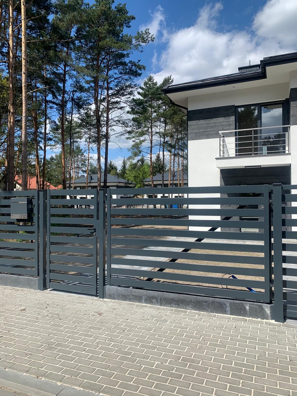 Zrealizowane ogrodzenie Sesteel z bramą i furtką przed domem